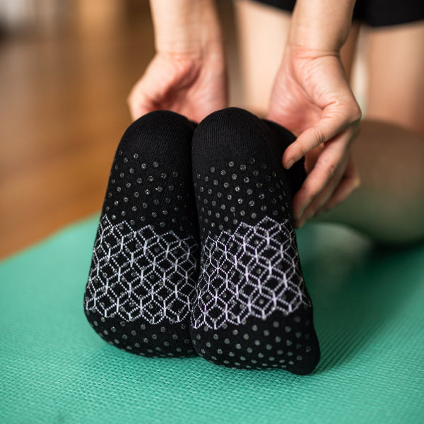 Grippy socks for yoga - black - back view